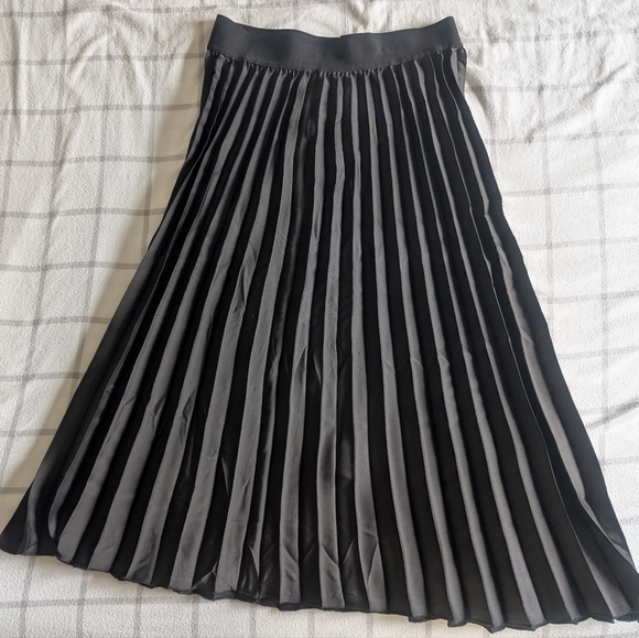 Seraphine Maternity Black A-Line Pleated Skirt - Picture 9 of 9